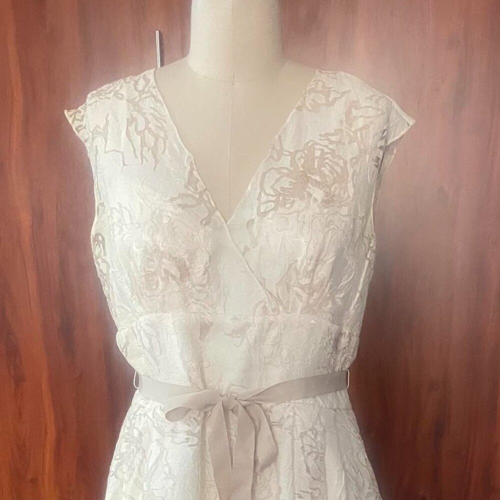 ElegantV-Neck White Floral Lace Cocktail Dress with Sash Belt,.